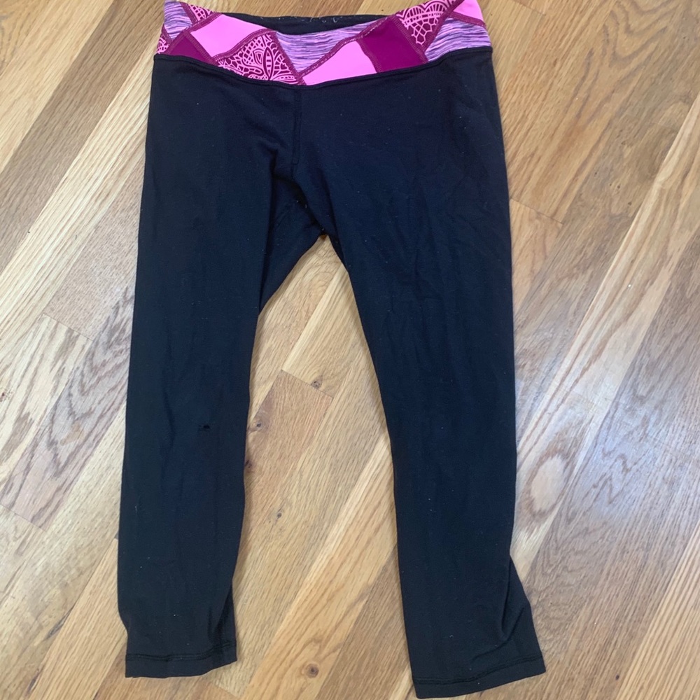 IVIVVA LULULEMON BLACK CAPRIS small hole SIZE 14
